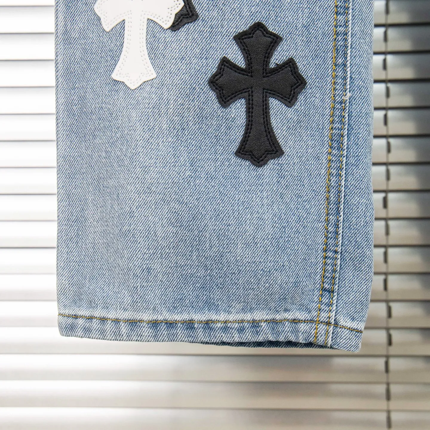 P240 Chrome Hearts light blue, black and white multi-quick leather couple jeans are a hot item this season and are sought after by countless celebrities and fashionistas. The neat details of the cutting process add color to the playful fashion! The neat and meticulous design, and the well-fitting structure is unique. The upper body not only has outstanding recognition, but also looks younger and younger. A style with the ultimate wearing meaning and performance, gorgeous color matching, and the craftsmanship of this style is also extremely extraordinary. After the finished product is washed, it is disassembled and hand-made with sheepskin cross leather and then spliced ​​together to complete. The whole piece has too many craftsmanship to describe. It is decorated with patchwork cross flowers and high-waisted washed jeans! ! Absolutely high-end luxury product, a god-level single product, a super popular product, made by top heavy industry, a magic weapon that cannot be missed. Style number: 1830# Size: 28 30 32 34 36 Color: light blue